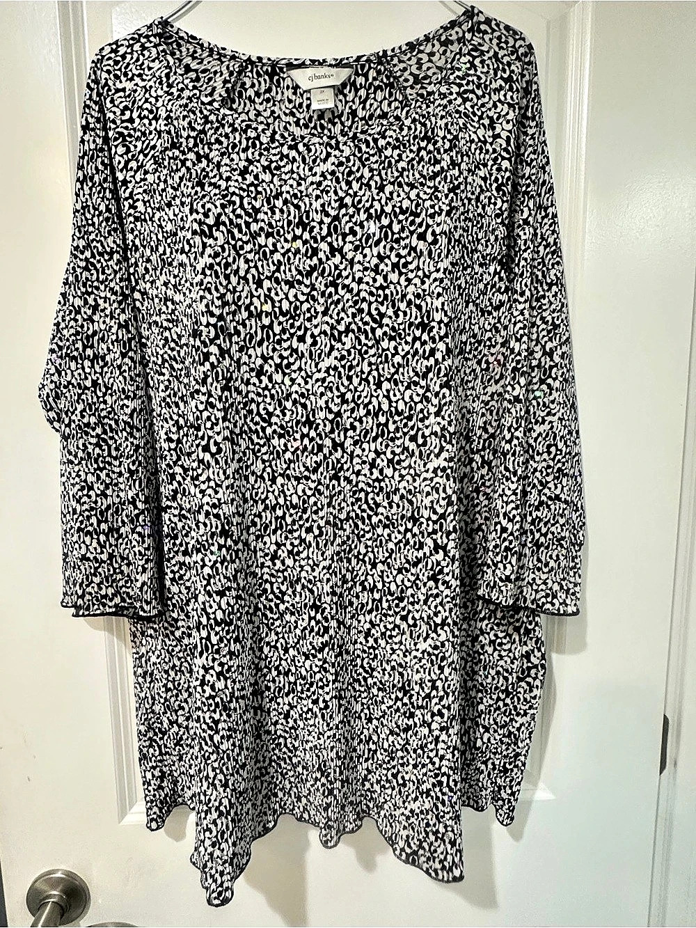 ✨ CJ Banks Black & White Plissé Rhinestone Top - Size 2X